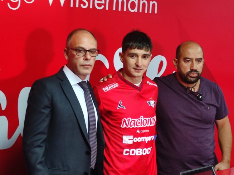 Álex Cáceres (centro) junto con los dirigentes Gil (izquierda) y Mustafá
