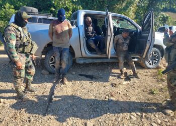 En Villa Tunari, sicarios asesinan a disparos a un hombre y atacan a policías