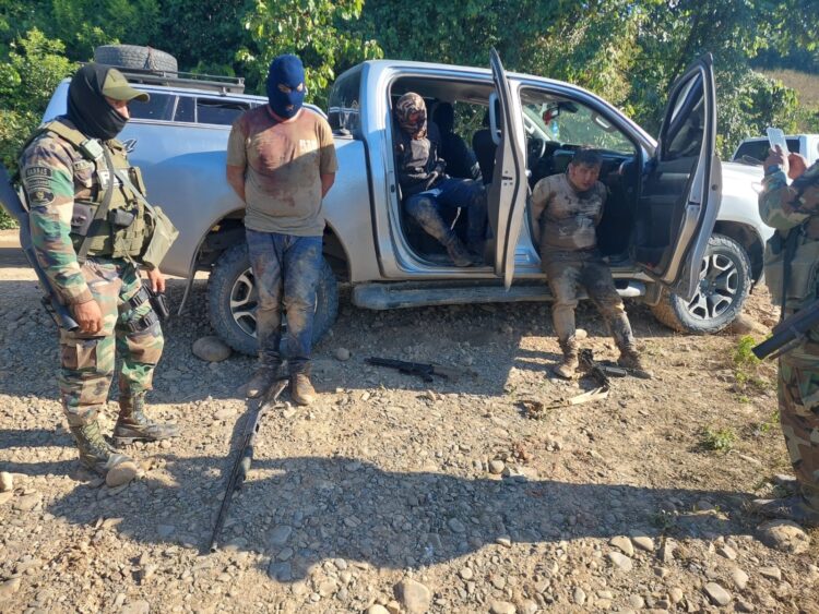 En Villa Tunari, sicarios asesinan a disparos a un hombre y atacan a policías