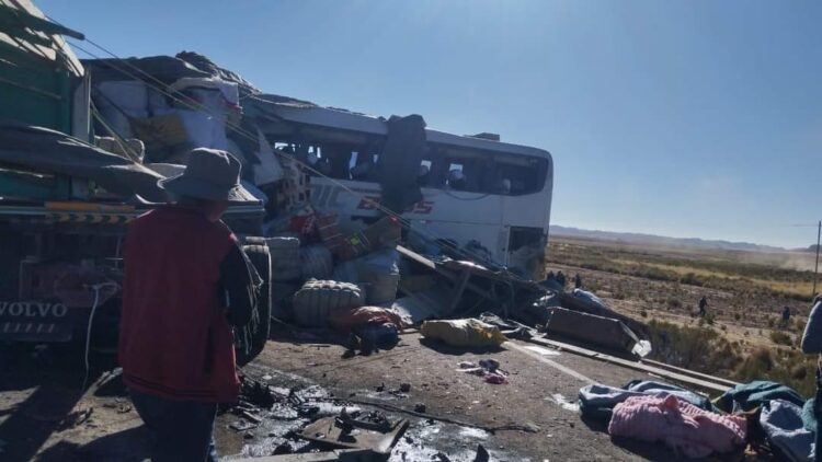 La Policía confirmó 21 fallecidos y 16 heridos en el accidente de tránsito en la carretera Patacamaya-Tambo Quemado.