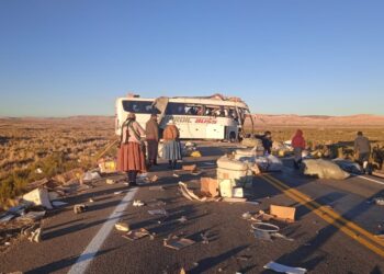Un choque entre un bus de transporte internacional y un camión chocaron en la carretera Patacamaya-Tambo Quemado.