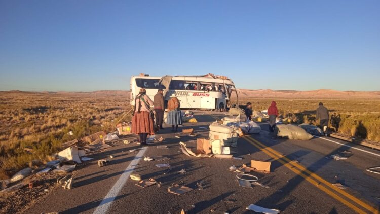Un choque entre un bus de transporte internacional y un camión chocaron en la carretera Patacamaya-Tambo Quemado.