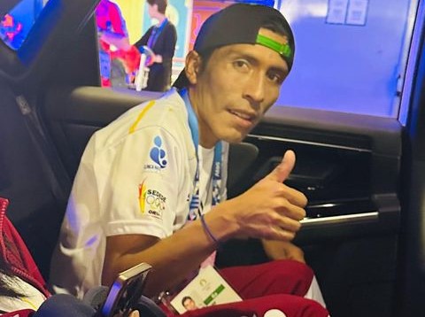 El maratonista Héctor Garibay en la capital francesa y una señal de optimismo.