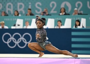 Simone Biles conduce a EEUU al oro por equipos en gimnasia de París-2024