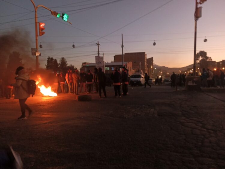 Varios puntos de El Alto fueron bloqueados desde la madrugada de este jueves.