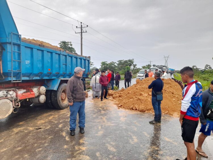La carretera bloqueada con montones de tierra