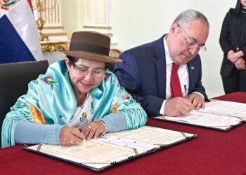 Bolivia y República Dominicana suscriben acuerdos para cooperación académica y la exención de visa