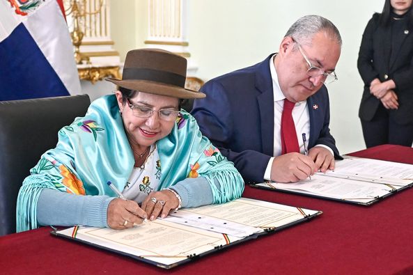 Bolivia y República Dominicana suscriben acuerdos para cooperación académica y la exención de visa