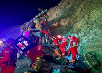 El bus de la empresa Narváez quedó destrozado tras el accidente.
