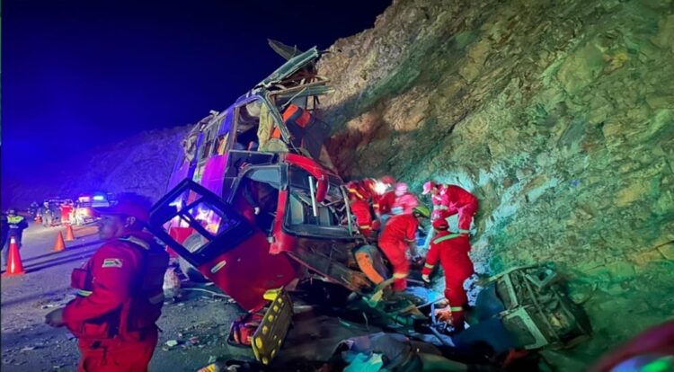 El bus de la empresa Narváez quedó destrozado tras el accidente.