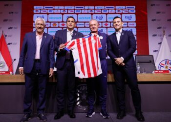 Paraguay presenta a Gustavo Alfaro como técnico de la Albirroja