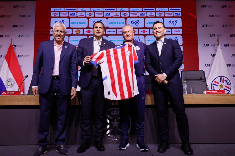 Gustavo Alfaro, entrenador de selección paraguaya (centro)