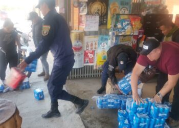 Una mujer destruyó su mercadería antes de ser decomisadas por la Intendencia.
