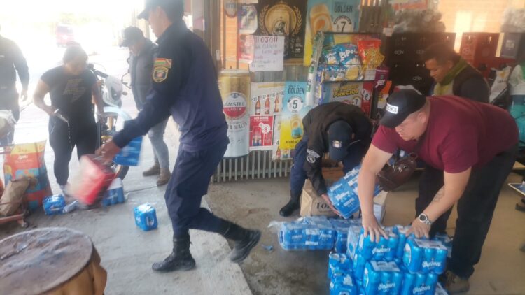 Una mujer destruyó su mercadería antes de ser decomisadas por la Intendencia.