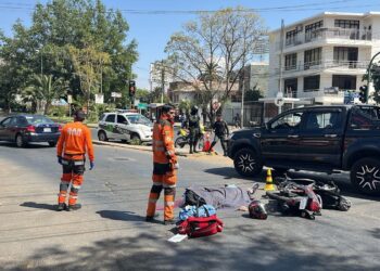 El conductor del vehículo provocó la muerte de un motociclista en Cochabamba.