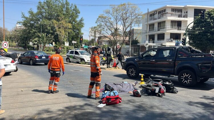 El conductor del vehículo provocó la muerte de un motociclista en Cochabamba.