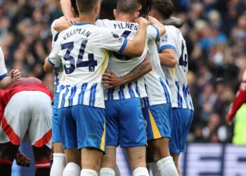 Brighton gana 2-1 al Manchester United con gol en tiempo añadido