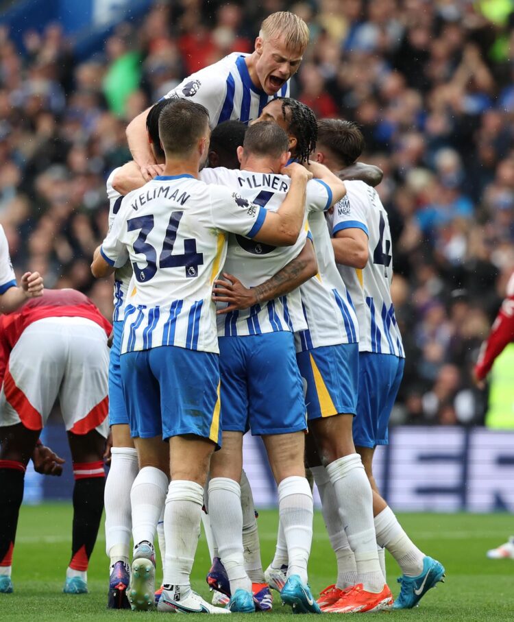 Los jugadores de Brighton celebran el tanto de la victoria