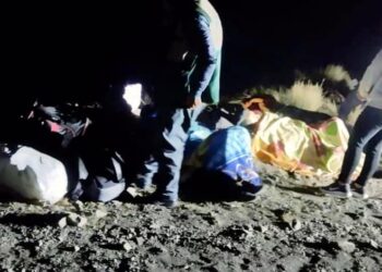 Un bus se embarrancó en la vía La Paz-Apolo.
