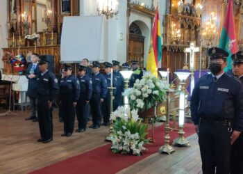 La Guardia Municipal escolta el féretro del sacerdote Eduardo Pérez Iribarne.