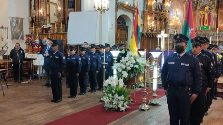 La Guardia Municipal escolta el féretro del sacerdote Eduardo Pérez Iribarne.