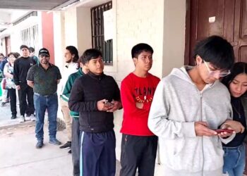 Extensas filas se observan en varios puntos de empadronamiento de todo el país.