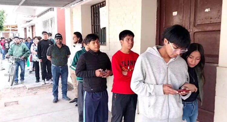 Extensas filas se observan en varios puntos de empadronamiento de todo el país.