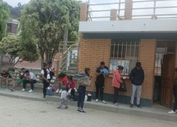 Las filas para empadronarse continúan a una hora de concluir el plazo.