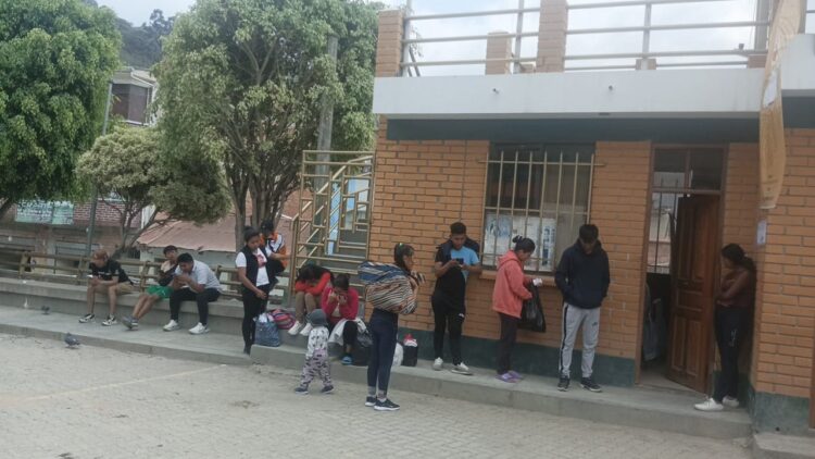 Las filas para empadronarse continúan a una hora de concluir el plazo.
