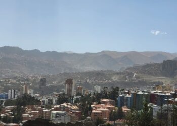 Fuertes vientos azotan a la ciudad de La Paz.