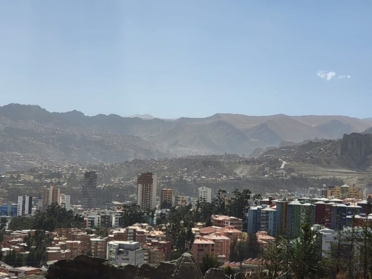 Fuertes vientos azotan a la ciudad de La Paz.