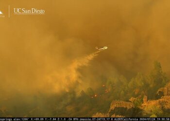 Miles de personas son evacuadas en California debido a incendio fuera de control