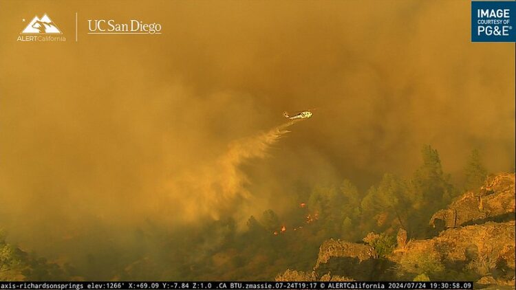 Miles de personas son evacuadas en California debido a incendio fuera de control