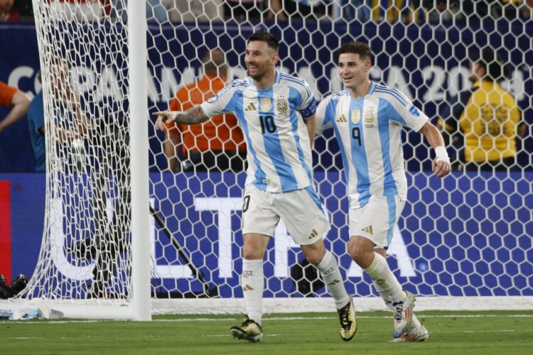 Lionel Messi (izq.) y Julián Álvarez celebran el segundo tanto.