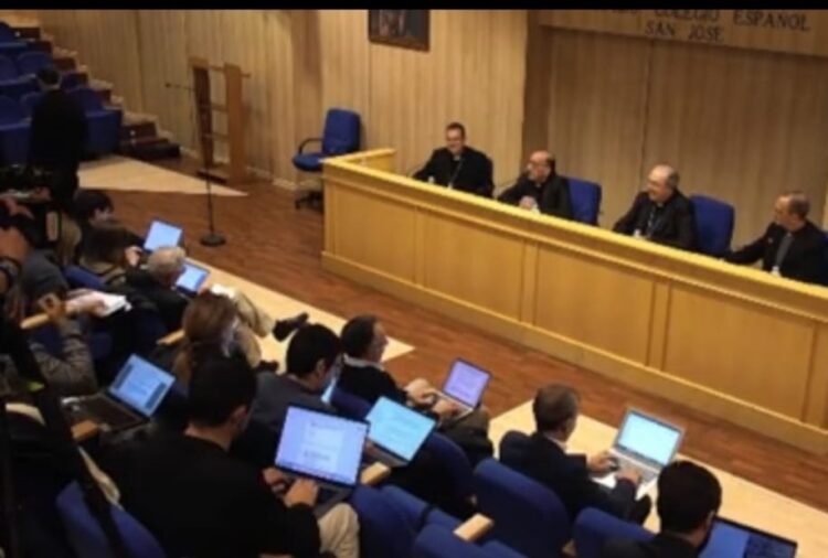 Los jesuitas en conferencia de prensa en Barcelona, España.