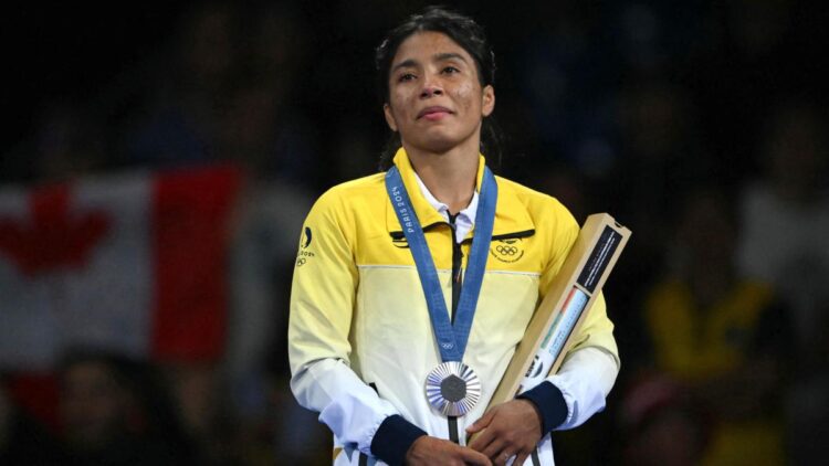 La luchadora ecuatoriana Lucía Yépez con su medalla de plata