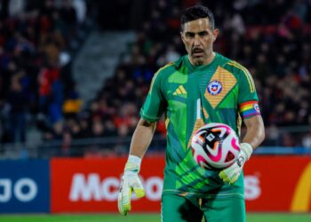 Golero chileno Claudio Bravo anuncia su retiro del fútbol a sus 41 años