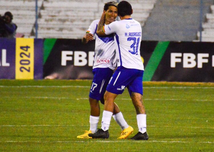 Ronaldo Sánchez, figura del partido, es felicitado por Hernán Rodríguez.
