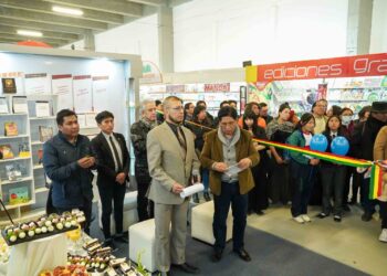 El Centro de Investigaciones Sociocomunitarias (CIS), inauguró su espacio en la FIL de La Paz.