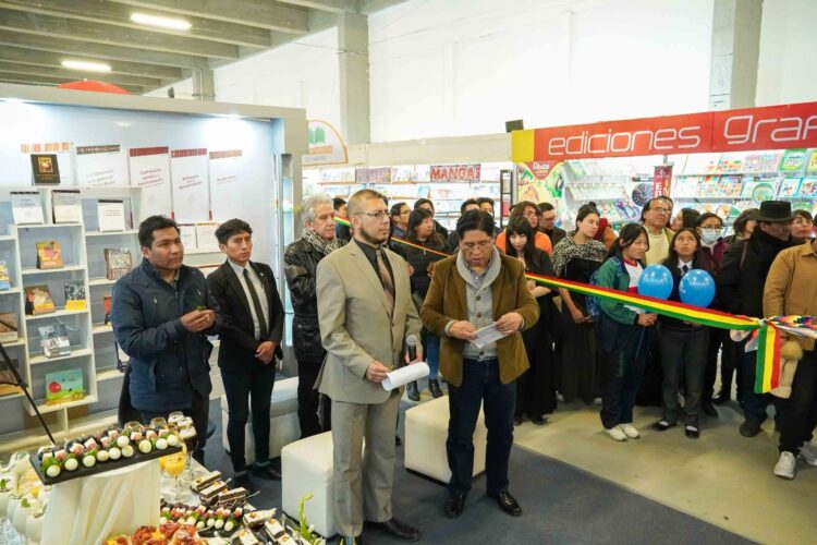 El Centro de Investigaciones Sociocomunitarias (CIS), inauguró su espacio en la FIL de La Paz.