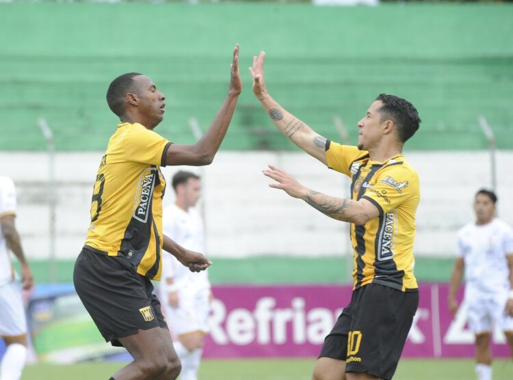 Ayarza (izq) celebra junto Ortega el tanto del empate