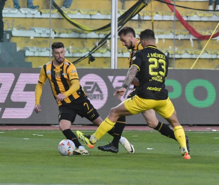 Incidencia entre The Strongest y Peñarol. Foto: APG