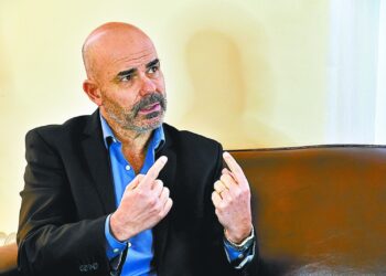 El renombrado escritor Eduardo Sacheri en entrevista con La Razón.
