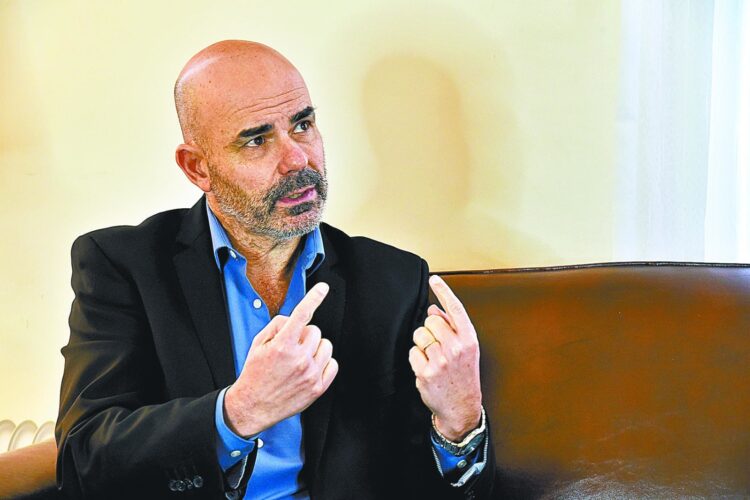 El renombrado escritor Eduardo Sacheri en entrevista con La Razón.