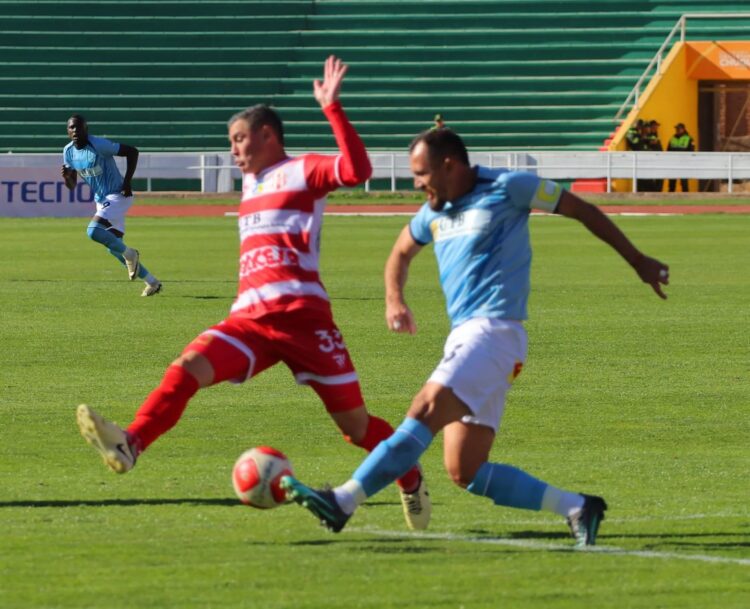 Barbosa (der.) busca el despeje ante la presión de Gatti