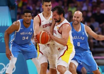 España sobrevive a ‘Anteto’ y renace en el torneo de básquet masculino