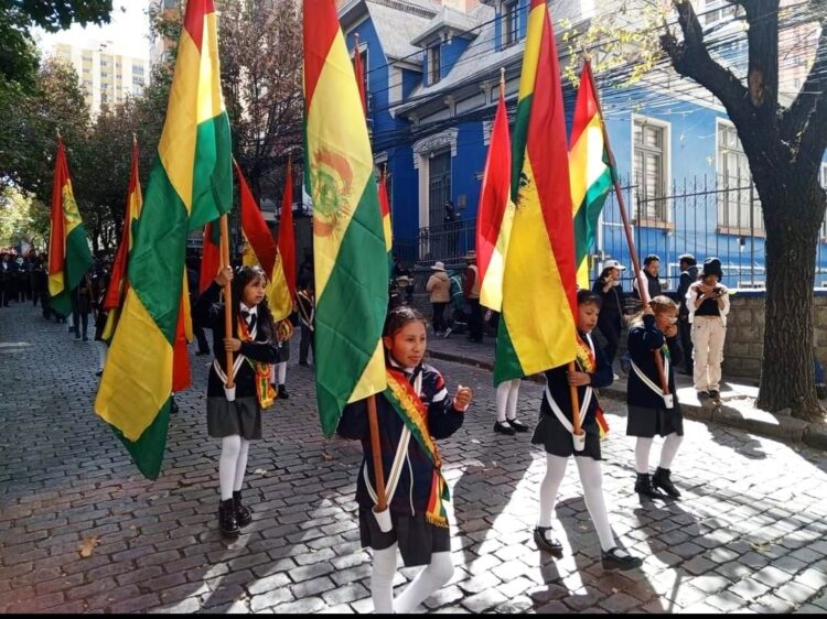 Este lunes se realiza el desfile escolar por las fiestas patrias.