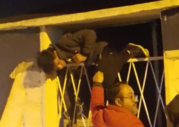 Un antisocial quedó atascado en la puerta de una casa al intentar escapar. Sucedió en Ciudad Satélite, El Alto.
