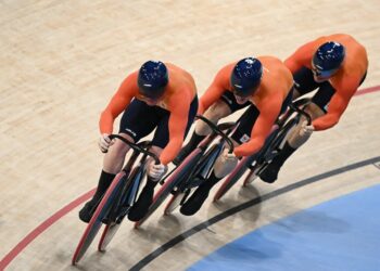 Neerlandeses ganan el oro en velocidad por equipos masculina con nuevo récord del mundo