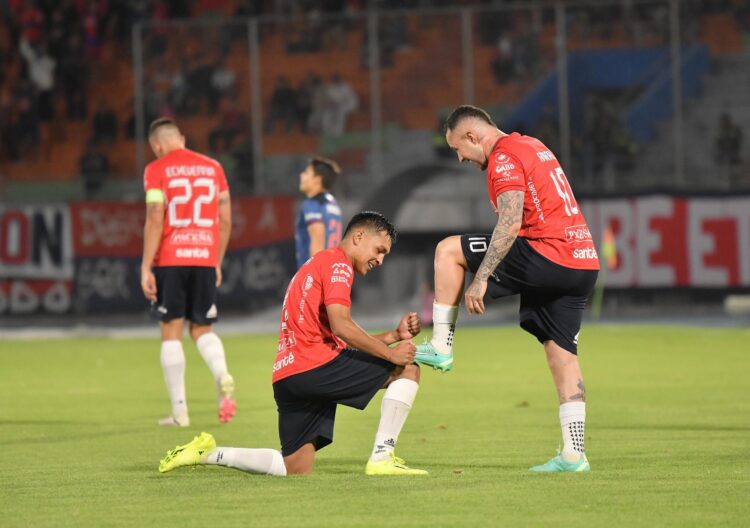 Bobadilla lustra el pie izquierdo de Amaral, luego del 3-0